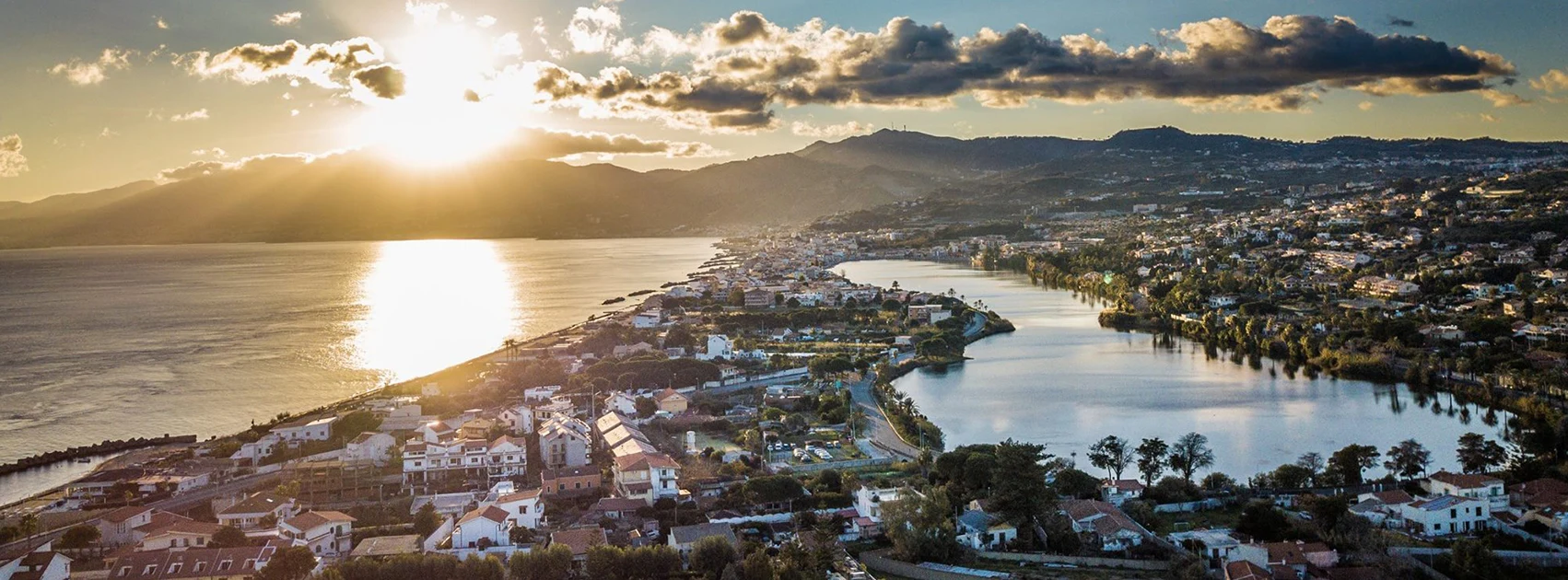 Il Lago di Ganzirri e lo Stretto di Messina visti dall’alto al tramonto, con la costa di Ganzirri in primo piano
